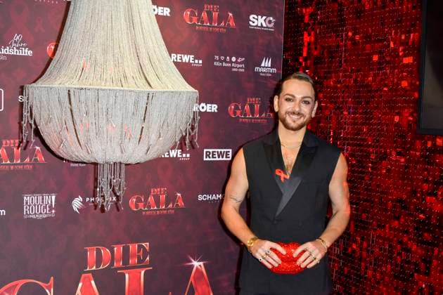 ABBkoeln: Riccardo Simonetti Moderator und Autor zu Gast auf dem roten Teppich bei der Charity Aids Gala im Musical Dome Koeln am 01.12.2025 NRW Deutschland