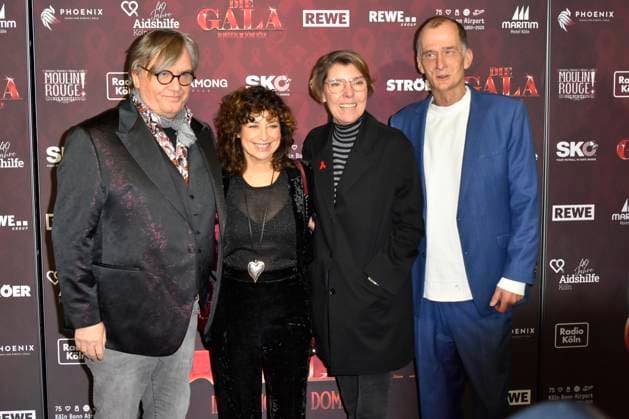 ABBkoeln: Hans-Peter Wilhelm Hape Kerkeling , Isabel Varell, Bettina Maria Böttinger, Georg Uecker zu Gast auf dem roten Teppich bei der Charity Aids Gala im Musical Dome Koeln am 01.12.2025 NRW Deutschland *** ABBkoeln Hans Peter Wilhelm Hape Kerkeling , Isabel Varell, Bettina Maria Böttinger, Georg Uecker as guests on the red carpet at the Charity Aids Gala in the Musical Dome Cologne on 01 12 2025 NRW Germany