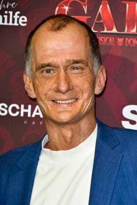 ABBkoeln: Georg Uecker Schauspieler zu Gast auf dem roten Teppich bei der Charity Aids Gala im Musical Dome Koeln am 01.12.2025 NRW Deutschland