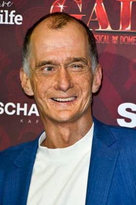 ABBkoeln: Georg Uecker Schauspieler zu Gast auf dem roten Teppich bei der Charity Aids Gala im Musical Dome Koeln am 01.12.2025 NRW Deutschland