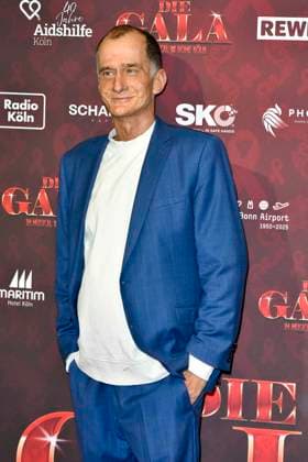 ABBkoeln: Georg Uecker Schauspieler zu Gast auf dem roten Teppich bei der Charity Aids Gala im Musical Dome Koeln am 01.12.2025 NRW Deutschland