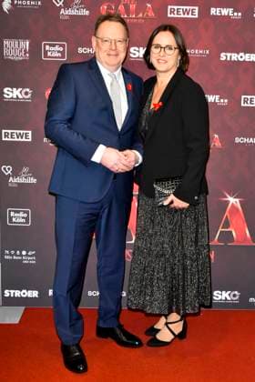ABBkoeln: Torsten Burmester mit Jaqueline zu Gast auf dem roten Teppich bei der Charity Aids Gala im Musical Dome Koeln am 01.12.2025 NRW Deutschland