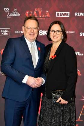 ABBkoeln: Torsten Burmester mit Jaqueline zu Gast auf dem roten Teppich bei der Charity Aids Gala im Musical Dome Koeln am 01.12.2025 NRW Deutschland