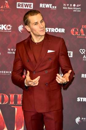 ABBkoeln: Lukas Sauer Schauspieler zu Gast auf dem roten Teppich bei der Charity Aids Gala im Musical Dome Koeln am 01.12.2025 NRW Deutschland