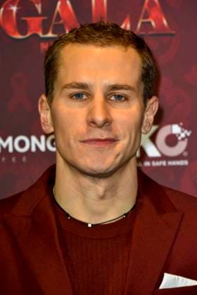 ABBkoeln: Lukas Sauer Schauspieler zu Gast auf dem roten Teppich bei der Charity Aids Gala im Musical Dome Koeln am 01.12.2025 NRW Deutschland