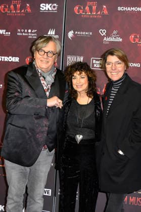 ABBkoeln: Hans-Peter Wilhelm Hape Kerkeling , Isabel Varell, Bettina Maria Böttinger, zu Gast auf dem roten Teppich bei der Charity Aids Gala im Musical Dome Koeln am 01.12.2025 NRW Deutschland