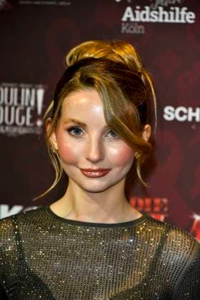 ABBkoeln: Anna Hiltrop Model zu Gast auf dem roten Teppich bei der Charity Aids Gala im Musical Dome Koeln am 01.12.2025 NRW Deutschland