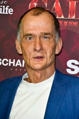 ABBkoeln: Georg Uecker Schauspieler zu Gast auf dem roten Teppich bei der Charity Aids Gala im Musical Dome Koeln am 01.12.2025 NRW Deutschland