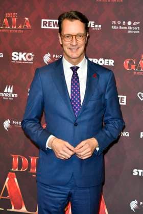 ABBkoeln: Hendrik Josef Wüst Wuest CDU Politiker.Ministerpraesident des Landes Nordrhein-Westfalen zu Gast auf dem roten Teppich bei der Charity Aids Gala im Musical Dome Koeln am 01.12.2025 NRW Deutschland