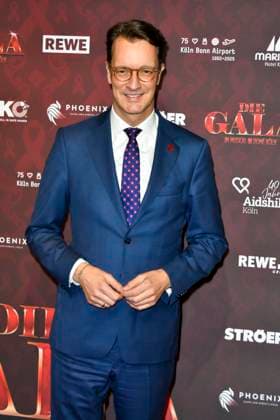 ABBkoeln: Hendrik Josef Wüst Wuest CDU Politiker.Ministerpraesident des Landes Nordrhein-Westfalen zu Gast auf dem roten Teppich bei der Charity Aids Gala im Musical Dome Koeln am 01.12.2025 NRW Deutschland