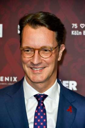 ABBkoeln: Hendrik Josef Wüst Wuest CDU Politiker.Ministerpraesident des Landes Nordrhein-Westfalen zu Gast auf dem roten Teppich bei der Charity Aids Gala im Musical Dome Koeln am 01.12.2025 NRW Deutschland
