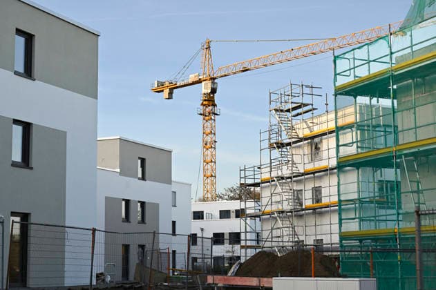 Wohnungsbau in Frankfurt am Main im Stadtteil Heddernheim (Foto vom 01.12.2025). Zu wenig Wohnraum, explodierende Mieten und Nebenkosten - die Lage auf dem Wohnungsmarkt wird immer schwieriger, die soziale Ungleichheit waechst. Bundesweit fehlen dem Buendnis Soziales Wohnen zufolge rund 550.000 Wohnungen. Trotz des hohen Bedarfs nach guenstigem Wohnraum ist der Bestand von Sozialwohnungen gesunken - allein von 2017 bis 2023 um zwoelf Prozent. (Siehe epd-Meldung vom 02.12.2025) EDITORIAL USE ONLY *** Housing construction in Frankfurt am Main in the Heddernheim district Photo from 01 12 2025 Too little living space, exploding rents and ancillary costs the situation on the housing market is becoming increasingly difficult, social inequality Copyright: epd-bild HeikexLyding _DSC9633