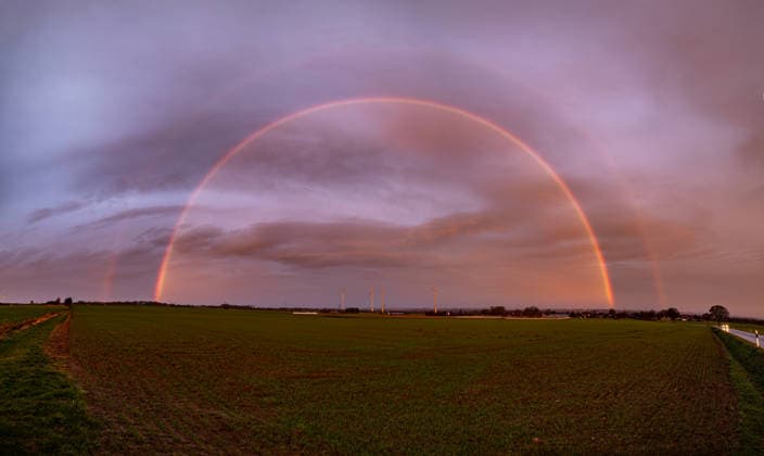 Sonnenaufgang vom 02.12.2025 bei Ense Roter Regenbogen dank tief stehender Sonne über der Soester Börde