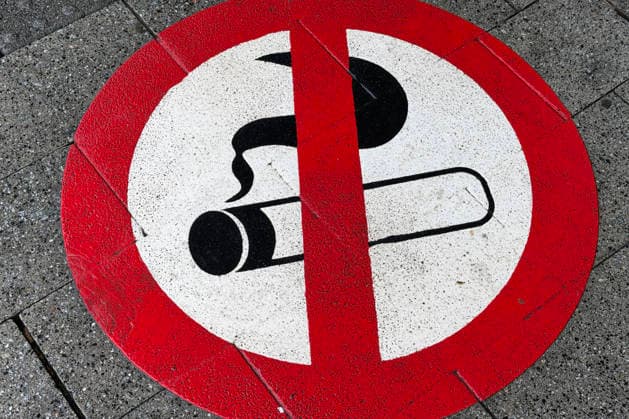 Ein aufgemaltes, aufgespruehtes (aufgesprühtes) Schild Rauchverbot vor dem Eingang zum Siegener Hauptbahnhof. Symbolbild Rauchen, Rauchverbot am 28.11.2025 in Siegen Deutschland. *** A painted, sprayed-on smoking ban sign in front of the entrance to Siegen main station Symbolic image Smoking, smoking ban on 28 11 2025 in Siegen Germany