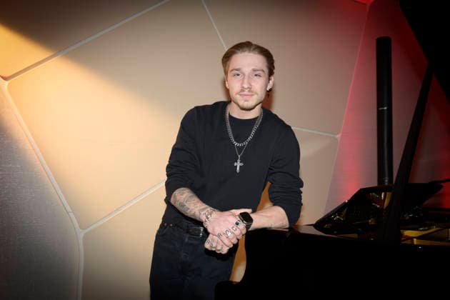 Yaris Makkay (Musiker Sohn von Peter Maffay) - Fritz Egner präsentiert sein Buch Mein Leben zwischen Rhythm & Blues im Hotel Vier Jahreszeiten Kempinski, München am 1.12.2025