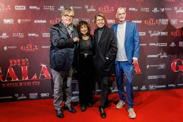 01.12.2025. Köln. DIE GALA geht weiter. Nach dem unglaublichen Erfolg im letzten Jahr, kommt die Gala zurück in den Musical Dome Köln. Auch in diesem Jahr sind wieder namhafte Künstler:innen dabei. Sie alle sind am Welt-Aids-Tag, dem 1. Dezember, auf der Bühne und tragen mit dazu bei, dass dieses Event weit über die Domstadt hinaus strahlt. Die Erlöse kommen der Arbeit der Aidshilfe Köln zugute. Hier am Red Carpet: Hape Kerkeling, Isabel Varell, Bettina Böttinger und Georg Ueker Köln Musical Dome Nordrhein-Westfalen Deutschland *** 01 12 2025 Cologne THE GALA CONTINUES After last years incredible success, the gala returns to the Musical Dome Cologne Once again this year, renowned artists will be on stage on World Aids Day, Decemb
