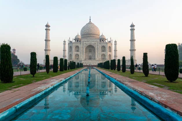 Taj Mahal at sunrise, Agra, Uttar Pradesh, India. Agra Uttar Pradesh India Copyright: xSergioxPitamitzx xVWPicsx SSH-RM-IN2503110010