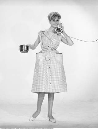 Das Ericofon: das ikonische einteilige Kunststofftelefon. Dieses innovative schwedische Design, das von der Firma Ericsson entworfen und 1956 auf den Markt gebracht wurde, kombinierte Zifferblatt und Hörer zu einer Einheit. Um einen Anruf zu tätigen, hebst du ihn einfach an und wählst, um ihn zu beenden, legst du ihn ab. Das Ericofon ist für sein elegantes Design und seinen Einfluß auf zukünftige Telefondesigns bekannt und gilt als eines der bedeutendsten Industriedesigns des 20. Jahrhunderts. Aufgrund seines schlangenförmigen Aussehens trägt es den Spitznamen Cobra Telefon und ist heute eine begehrte Antiquität. Das Ericofon wurde 1956 auf den Markt gebracht und entstand während eines Nachkriegsbooms in der Unterhaltungselektronik. Er spi Copyright: imageBROKER Sjoberg ibljsj15797543.jpg