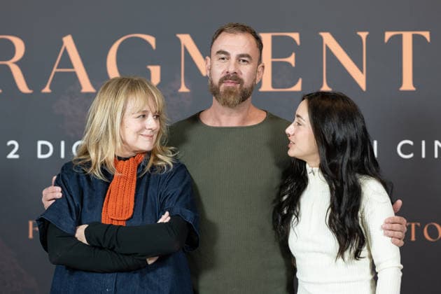 Fragmentos - Photocall in Madrid, Spain - 02 Dec 2025 Actress Emma Suárez (L), director Horacio Alcalá (C) and actress Asia Ortega (R) attend the Fragmentos photocall at Cines Renoir Princesa. Madrid Spain Copyright: xAtilanoxGarciax xSOPAxImagesx photo02054