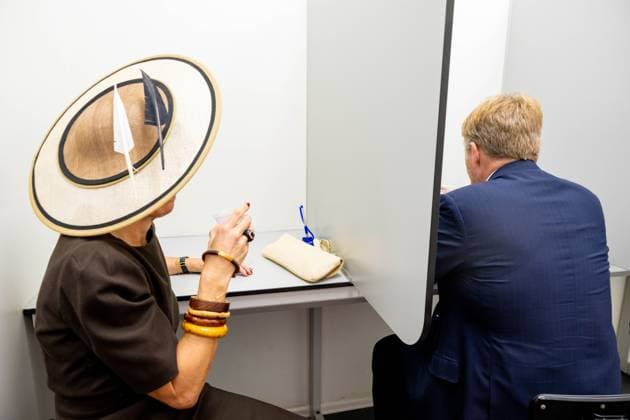 Paramaribo, The Netherlands, 2025-12-02 14:28:48 PARAMARIBO, December 2, 2025, Fernandes. King Willem-Alexander and Queen Maxima are paying a state visit to the Republic of Suriname at the invitation of President Jennifer Geerlings-Simons. At the Fernandes family business s bottling plant, King Willem-Alexander and Queen Maxima will be given a tour of the modern facility, where they will be given an explanation of the bottling process for Suriname s most famous drink. PHOTO: NLBeeld POOL Mischa Schoemaker Credit: NL Beeld Patrick van Emst  Copyright: xx x