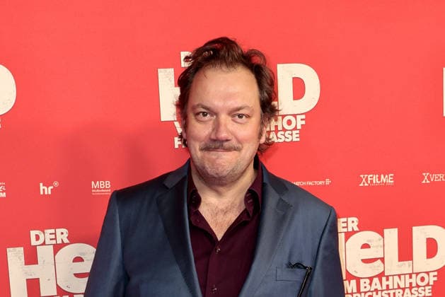 Der Held vom Bahnhof Friedrichstrasse Premiere in Berlin Charly Huebner bei der öDer Held vom Bahnhof Friedrichstrasse Kino Premiere am 2.12.2025 im Delphi Filmpalast in Berlin Der Held vom Bahnhof Friedrichstrasse Filmpremiere in Berlin