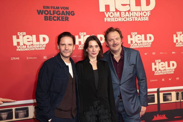 Der Held vom Bahnhof Friedrichstrasse Premiere in Berlin Daniel Bruehl, Christiane Paul und Charly Huebner bei der öDer Held vom Bahnhof Friedrichstrasse Kino Premiere am 2.12.2025 im Delphi Filmpalast in Berlin Der Held vom Bahnhof Friedrichstrasse Filmpremiere in Berlin