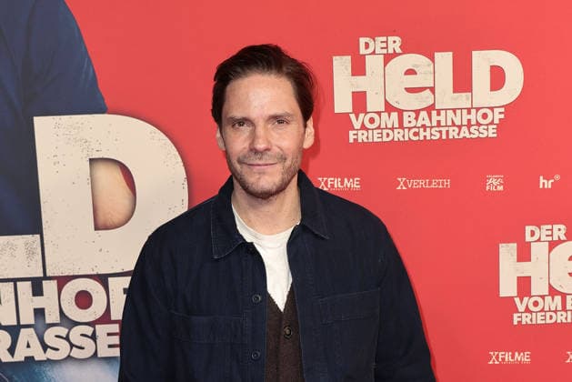 Der Held vom Bahnhof Friedrichstrasse Premiere in Berlin Daniel Bruehl bei der öDer Held vom Bahnhof Friedrichstrasse Kino Premiere am 2.12.2025 im Delphi Filmpalast in Berlin Der Held vom Bahnhof Friedrichstrasse Filmpremiere in Berlin