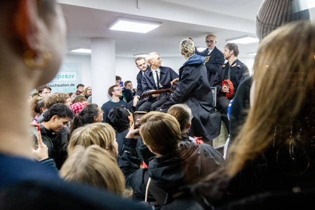 Kraftklub gibt Überraschungskonzert in Bonner Waschsalon 02.12.25 Die Band Kraftklub spielte am frühen Dienstagabend ein spontanes Akustikset im Eco-Express-Waschsalon in der Franzstraße in Bonn. Vor rund 100 Fans performten sie auf den Waschmaschinen und gaben im Anschluss eine kurze Autogrammstunde. Der Auftritt diente der Promotion ihres neuen Albums STERBEN IN KARL-MARX-STADT. Bonn Altstadt Nordrhein-Westfalen Deutschland Copyright: xBonn.digitalx