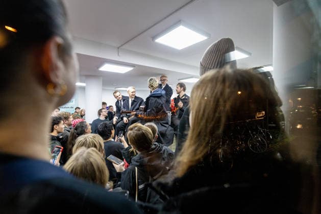 Kraftklub gibt Überraschungskonzert in Bonner Waschsalon 02.12.25 Die Band Kraftklub spielte am frühen Dienstagabend ein spontanes Akustikset im Eco-Express-Waschsalon in der Franzstraße in Bonn. Vor rund 100 Fans performten sie auf den Waschmaschinen und gaben im Anschluss eine kurze Autogrammstunde. Der Auftritt diente der Promotion ihres neuen Albums STERBEN IN KARL-MARX-STADT. Bonn Altstadt Nordrhein-Westfalen Deutschland Copyright: xBonn.digitalx