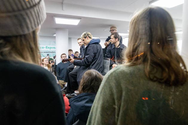 Kraftklub gibt Überraschungskonzert in Bonner Waschsalon 02.12.25 Die Band Kraftklub spielte am frühen Dienstagabend ein spontanes Akustikset im Eco-Express-Waschsalon in der Franzstraße in Bonn. Vor rund 100 Fans performten sie auf den Waschmaschinen und gaben im Anschluss eine kurze Autogrammstunde. Der Auftritt diente der Promotion ihres neuen Albums STERBEN IN KARL-MARX-STADT. Bonn Altstadt Nordrhein-Westfalen Deutschland Copyright: xBonn.digitalx
