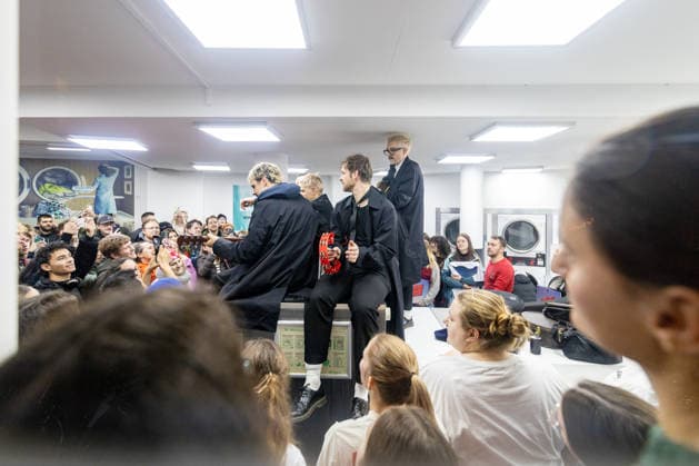 Kraftklub gibt Überraschungskonzert in Bonner Waschsalon 02.12.25 Die Band Kraftklub spielte am frühen Dienstagabend ein spontanes Akustikset im Eco-Express-Waschsalon in der Franzstraße in Bonn. Vor rund 100 Fans performten sie auf den Waschmaschinen und gaben im Anschluss eine kurze Autogrammstunde. Der Auftritt diente der Promotion ihres neuen Albums STERBEN IN KARL-MARX-STADT. Bonn Altstadt Nordrhein-Westfalen Deutschland Copyright: xBonn.digitalx