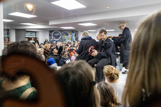 Kraftklub gibt Überraschungskonzert in Bonner Waschsalon 02.12.25 Die Band Kraftklub spielte am frühen Dienstagabend ein spontanes Akustikset im Eco-Express-Waschsalon in der Franzstraße in Bonn. Vor rund 100 Fans performten sie auf den Waschmaschinen und gaben im Anschluss eine kurze Autogrammstunde. Der Auftritt diente der Promotion ihres neuen Albums STERBEN IN KARL-MARX-STADT. Bonn Altstadt Nordrhein-Westfalen Deutschland Copyright: xBonn.digitalx