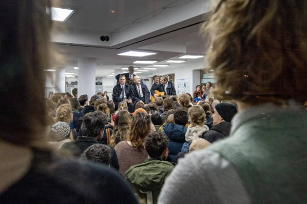 Kraftklub gibt Überraschungskonzert in Bonner Waschsalon 02.12.25 Die Band Kraftklub spielte am frühen Dienstagabend ein spontanes Akustikset im Eco-Express-Waschsalon in der Franzstraße in Bonn. Vor rund 100 Fans performten sie auf den Waschmaschinen und gaben im Anschluss eine kurze Autogrammstunde. Der Auftritt diente der Promotion ihres neuen Albums STERBEN IN KARL-MARX-STADT. Bonn Altstadt Nordrhein-Westfalen Deutschland Copyright: xBonn.digitalx