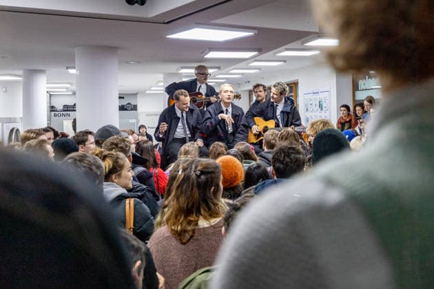 Kraftklub gibt Überraschungskonzert in Bonner Waschsalon 02.12.25 Die Band Kraftklub spielte am frühen Dienstagabend ein spontanes Akustikset im Eco-Express-Waschsalon in der Franzstraße in Bonn. Vor rund 100 Fans performten sie auf den Waschmaschinen und gaben im Anschluss eine kurze Autogrammstunde. Der Auftritt diente der Promotion ihres neuen Albums STERBEN IN KARL-MARX-STADT. Bonn Altstadt Nordrhein-Westfalen Deutschland Copyright: xBonn.digitalx