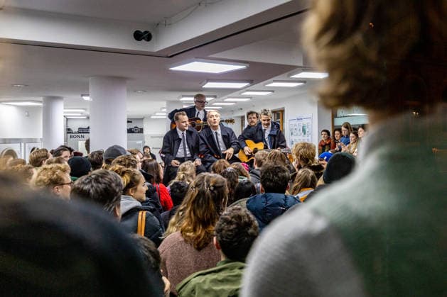 Kraftklub gibt Überraschungskonzert in Bonner Waschsalon 02.12.25 Die Band Kraftklub spielte am frühen Dienstagabend ein spontanes Akustikset im Eco-Express-Waschsalon in der Franzstraße in Bonn. Vor rund 100 Fans performten sie auf den Waschmaschinen und gaben im Anschluss eine kurze Autogrammstunde. Der Auftritt diente der Promotion ihres neuen Albums STERBEN IN KARL-MARX-STADT. Bonn Altstadt Nordrhein-Westfalen Deutschland Copyright: xBonn.digitalx