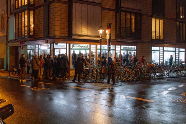 Kraftklub gibt Überraschungskonzert in Bonner Waschsalon 02.12.25 Die Band Kraftklub spielte am frühen Dienstagabend ein spontanes Akustikset im Eco-Express-Waschsalon in der Franzstraße in Bonn. Vor rund 100 Fans performten sie auf den Waschmaschinen und gaben im Anschluss eine kurze Autogrammstunde. Der Auftritt diente der Promotion ihres neuen Albums STERBEN IN KARL-MARX-STADT. Bonn Altstadt Nordrhein-Westfalen Deutschland Copyright: xBonn.digitalx