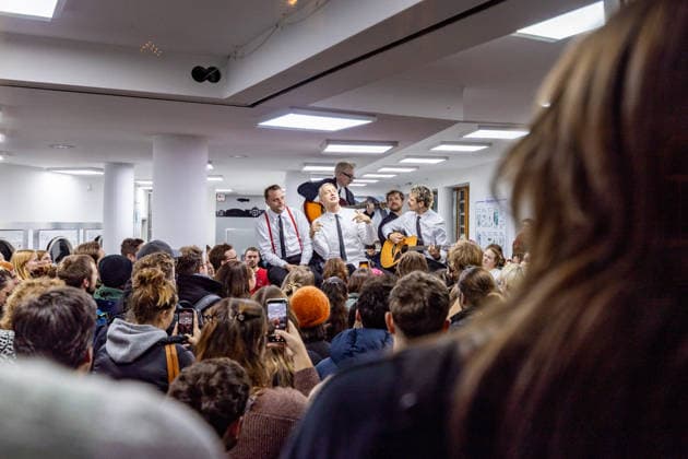 Kraftklub gibt Überraschungskonzert in Bonner Waschsalon 02.12.25 Die Band Kraftklub spielte am frühen Dienstagabend ein spontanes Akustikset im Eco-Express-Waschsalon in der Franzstraße in Bonn. Vor rund 100 Fans performten sie auf den Waschmaschinen und gaben im Anschluss eine kurze Autogrammstunde. Der Auftritt diente der Promotion ihres neuen Albums STERBEN IN KARL-MARX-STADT. Bonn Altstadt Nordrhein-Westfalen Deutschland Copyright: xBonn.digitalx