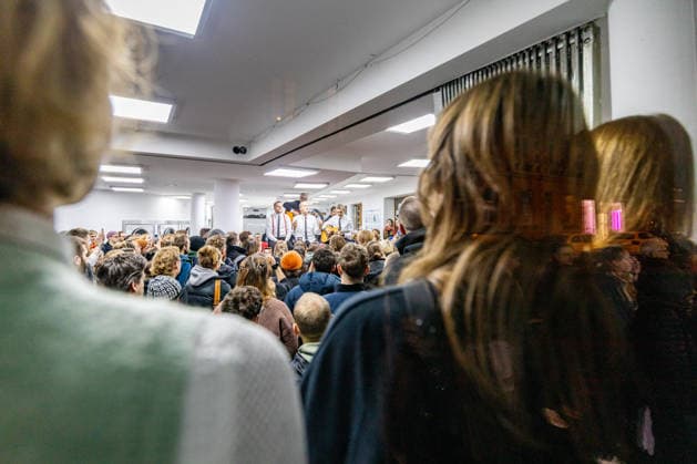 Kraftklub gibt Überraschungskonzert in Bonner Waschsalon 02.12.25 Die Band Kraftklub spielte am frühen Dienstagabend ein spontanes Akustikset im Eco-Express-Waschsalon in der Franzstraße in Bonn. Vor rund 100 Fans performten sie auf den Waschmaschinen und gaben im Anschluss eine kurze Autogrammstunde. Der Auftritt diente der Promotion ihres neuen Albums STERBEN IN KARL-MARX-STADT. Bonn Altstadt Nordrhein-Westfalen Deutschland Copyright: xBonn.digitalx