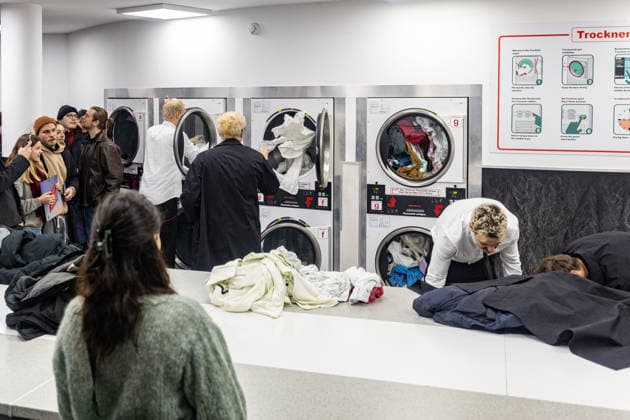 Kraftklub gibt Überraschungskonzert in Bonner Waschsalon 02.12.25 Die Band Kraftklub spielte am frühen Dienstagabend ein spontanes Akustikset im Eco-Express-Waschsalon in der Franzstraße in Bonn. Vor rund 100 Fans performten sie auf den Waschmaschinen und gaben im Anschluss eine kurze Autogrammstunde. Der Auftritt diente der Promotion ihres neuen Albums STERBEN IN KARL-MARX-STADT. Bonn Altstadt Nordrhein-Westfalen Deutschland Copyright: xBonn.digitalx