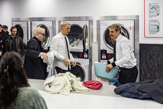Kraftklub gibt Überraschungskonzert in Bonner Waschsalon 02.12.25 Steffen Israel, Felix Kummer und Karl Schumann am Trockner - Die Band Kraftklub spielte am frühen Dienstagabend ein spontanes Akustikset im Eco-Express-Waschsalon in der Franzstraße in Bonn. Vor rund 100 Fans performten sie auf den Waschmaschinen und gaben im Anschluss eine kurze Autogrammstunde. Der Auftritt diente der Promotion ihres neuen Albums STERBEN IN KARL-MARX-STADT. Bonn Altstadt Nordrhein-Westfalen Deutschland Copyright: xBonn.digitalx