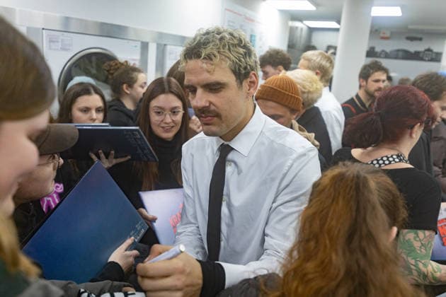 Kraftklub gibt Überraschungskonzert in Bonner Waschsalon 02.12.25 Karl SCHUMANN gibt Autogramme - Die Band Kraftklub spielte am frühen Dienstagabend ein spontanes Akustikset im Eco-Express-Waschsalon in der Franzstraße in Bonn. Vor rund 100 Fans performten sie auf den Waschmaschinen und gaben im Anschluss eine kurze Autogrammstunde. Der Auftritt diente der Promotion ihres neuen Albums STERBEN IN KARL-MARX-STADT. Bonn Altstadt Nordrhein-Westfalen Deutschland Copyright: xBonn.digitalx