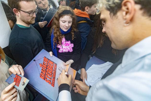 Kraftklub gibt Überraschungskonzert in Bonner Waschsalon 02.12.25 Karl SCHUMANN gibt Autogramme - Die Band Kraftklub spielte am frühen Dienstagabend ein spontanes Akustikset im Eco-Express-Waschsalon in der Franzstraße in Bonn. Vor rund 100 Fans performten sie auf den Waschmaschinen und gaben im Anschluss eine kurze Autogrammstunde. Der Auftritt diente der Promotion ihres neuen Albums STERBEN IN KARL-MARX-STADT. Bonn Altstadt Nordrhein-Westfalen Deutschland Copyright: xBonn.digitalx