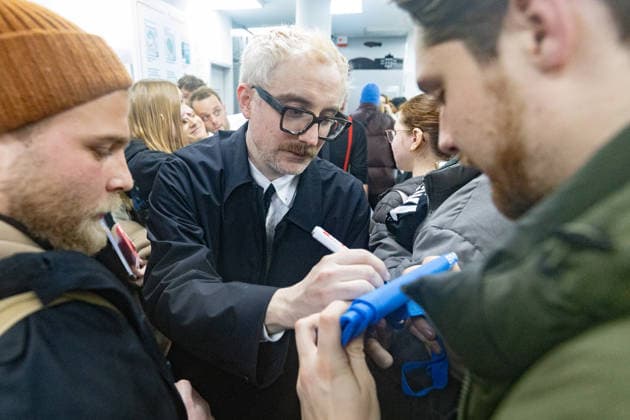 Kraftklub gibt Überraschungskonzert in Bonner Waschsalon 02.12.25 Steffen ISRAEL gibt Autgramme - Die Band Kraftklub spielte am frühen Dienstagabend ein spontanes Akustikset im Eco-Express-Waschsalon in der Franzstraße in Bonn. Vor rund 100 Fans performten sie auf den Waschmaschinen und gaben im Anschluss eine kurze Autogrammstunde. Der Auftritt diente der Promotion ihres neuen Albums STERBEN IN KARL-MARX-STADT. Bonn Altstadt Nordrhein-Westfalen Deutschland Copyright: xBonn.digitalx