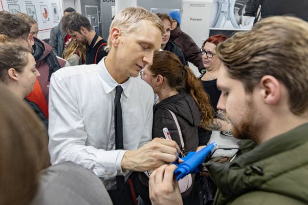 Kraftklub gibt Überraschungskonzert in Bonner Waschsalon 02.12.25 Felix KUMMER gibt Autgramme - Die Band Kraftklub spielte am frühen Dienstagabend ein spontanes Akustikset im Eco-Express-Waschsalon in der Franzstraße in Bonn. Vor rund 100 Fans performten sie auf den Waschmaschinen und gaben im Anschluss eine kurze Autogrammstunde. Der Auftritt diente der Promotion ihres neuen Albums STERBEN IN KARL-MARX-STADT. Bonn Altstadt Nordrhein-Westfalen Deutschland Copyright: xBonn.digitalx