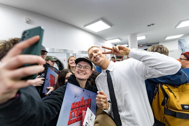 Kraftklub gibt Überraschungskonzert in Bonner Waschsalon 02.12.25 Felix KUMMER gibt Autgramme und Selfies - Die Band Kraftklub spielte am frühen Dienstagabend ein spontanes Akustikset im Eco-Express-Waschsalon in der Franzstraße in Bonn. Vor rund 100 Fans performten sie auf den Waschmaschinen und gaben im Anschluss eine kurze Autogrammstunde. Der Auftritt diente der Promotion ihres neuen Albums STERBEN IN KARL-MARX-STADT. Bonn Altstadt Nordrhein-Westfalen Deutschland Copyright: xBonn.digitalx