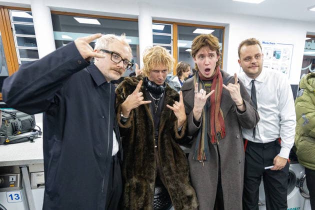 Kraftklub gibt Überraschungskonzert in Bonner Waschsalon 02.12.25 Steffen ISRAEL(links) und Till BRUMMER (rechts) bei einem Selfie mit Fans - Die Band Kraftklub spielte am frühen Dienstagabend ein spontanes Akustikset im Eco-Express-Waschsalon in der Franzstraße in Bonn. Vor rund 100 Fans performten sie auf den Waschmaschinen und gaben im Anschluss eine kurze Autogrammstunde. Der Auftritt diente der Promotion ihres neuen Albums STERBEN IN KARL-MARX-STADT. Bonn Altstadt Nordrhein-Westfalen Deutschland Copyright: xBonn.digitalx