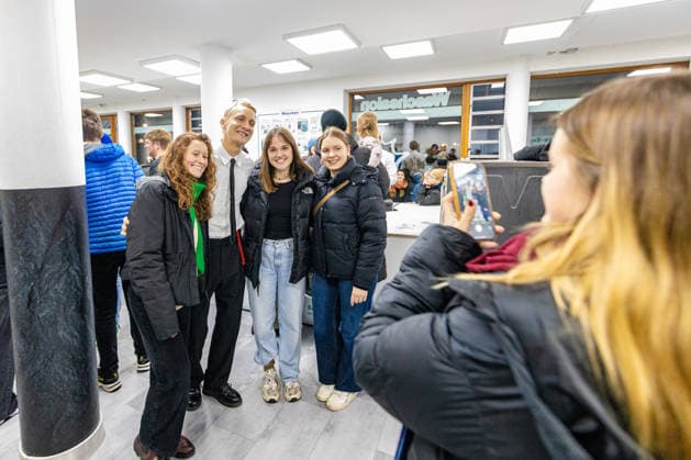 Kraftklub gibt Überraschungskonzert in Bonner Waschsalon 02.12.25 Felix KUMMER bei einem Selfie mit Fans - Die Band Kraftklub spielte am frühen Dienstagabend ein spontanes Akustikset im Eco-Express-Waschsalon in der Franzstraße in Bonn. Vor rund 100 Fans performten sie auf den Waschmaschinen und gaben im Anschluss eine kurze Autogrammstunde. Der Auftritt diente der Promotion ihres neuen Albums STERBEN IN KARL-MARX-STADT. Bonn Altstadt Nordrhein-Westfalen Deutschland Copyright: xBonn.digitalx