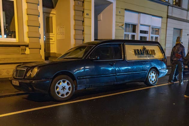 Kraftklub gibt Überraschungskonzert in Bonner Waschsalon 02.12.25 Das Band Auto, ein ehemaliger Leichenwagen - Die Band Kraftklub spielte am frühen Dienstagabend ein spontanes Akustikset im Eco-Express-Waschsalon in der Franzstraße in Bonn. Vor rund 100 Fans performten sie auf den Waschmaschinen und gaben im Anschluss eine kurze Autogrammstunde. Der Auftritt diente der Promotion ihres neuen Albums STERBEN IN KARL-MARX-STADT. Bonn Altstadt Nordrhein-Westfalen Deutschland Copyright: xBonn.digitalx