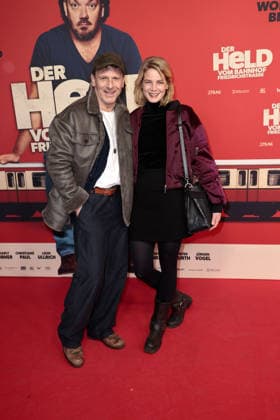 Hendrik Duryn und Rike Schmid bei der Der Held vom Bahnhof Friedrichstrasse Kino Premiere am 2.12.2025 im Delphi Filmpalast in Berlin Der Held vom Bahnhof Friedrichstrasse Filmpremiere in Berlin