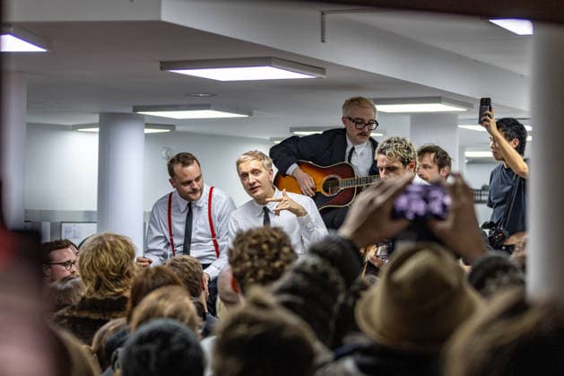 Kraftklub gibt Überraschungskonzert in Bonner Waschsalon 02.12.25 Till BRUMMER, Steffen ISRAEL, Felix KUMMER, Karl SCHUMANN, Max MARSCHK - Die Band Kraftklub spielte am frühen Dienstagabend ein spontanes Akustikset im Eco-Express-Waschsalon in der Franzstraße in Bonn. Vor rund 100 Fans performten sie auf den Waschmaschinen und gaben im Anschluss eine kurze Autogrammstunde. Der Auftritt diente der Promotion ihres neuen Albums STERBEN IN KARL-MARX-STADT. Bonn Altstadt Nordrhein-Westfalen Deutschland Copyright: xBonn.digitalx